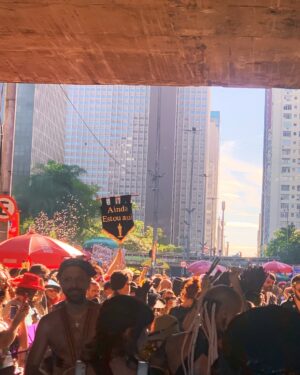 Luisa Clasen Instagram - Minha missão nesse carnaval foi registrar o evento histórico que foi OSCARNAVAL, com Brasil em evidência e nossa musa @oficialfernandatorres sendo inspiração pra todos nós. Levei a urna eletrônica no domingo, e todos os dias flagrei alguns looks, fantasias e estandartes temáticos. Se você achou algum amigo/a, marca aqui nos comentários!
Qual foi seu favorito?
#oscarnaval #aindaestouaqui #fernandatorres #fantasia #oscar #carnaval
