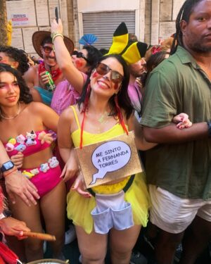 Luisa Clasen Instagram - Minha missão nesse carnaval foi registrar o evento histórico que foi OSCARNAVAL, com Brasil em evidência e nossa musa @oficialfernandatorres sendo inspiração pra todos nós. Levei a urna eletrônica no domingo, e todos os dias flagrei alguns looks, fantasias e estandartes temáticos. Se você achou algum amigo/a, marca aqui nos comentários!
Qual foi seu favorito?
#oscarnaval #aindaestouaqui #fernandatorres #fantasia #oscar #carnaval