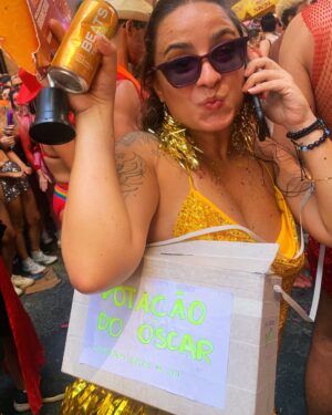 Luisa Clasen Instagram - Minha missão nesse carnaval foi registrar o evento histórico que foi OSCARNAVAL, com Brasil em evidência e nossa musa @oficialfernandatorres sendo inspiração pra todos nós. Levei a urna eletrônica no domingo, e todos os dias flagrei alguns looks, fantasias e estandartes temáticos. Se você achou algum amigo/a, marca aqui nos comentários!
Qual foi seu favorito?
#oscarnaval #aindaestouaqui #fernandatorres #fantasia #oscar #carnaval
