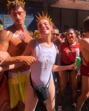 Luisa Clasen Instagram - Minha missão nesse carnaval foi registrar o evento histórico que foi OSCARNAVAL, com Brasil em evidência e nossa musa @oficialfernandatorres sendo inspiração pra todos nós. Levei a urna eletrônica no domingo, e todos os dias flagrei alguns looks, fantasias e estandartes temáticos. Se você achou algum amigo/a, marca aqui nos comentários!
Qual foi seu favorito?
#oscarnaval #aindaestouaqui #fernandatorres #fantasia #oscar #carnaval