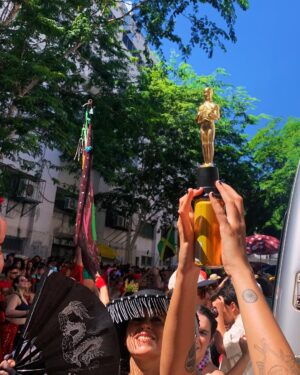 Luisa Clasen Instagram - Minha missão nesse carnaval foi registrar o evento histórico que foi OSCARNAVAL, com Brasil em evidência e nossa musa @oficialfernandatorres sendo inspiração pra todos nós. Levei a urna eletrônica no domingo, e todos os dias flagrei alguns looks, fantasias e estandartes temáticos. Se você achou algum amigo/a, marca aqui nos comentários!
Qual foi seu favorito?
#oscarnaval #aindaestouaqui #fernandatorres #fantasia #oscar #carnaval
