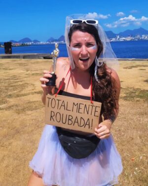 Luisa Clasen Instagram - Minha missão nesse carnaval foi registrar o evento histórico que foi OSCARNAVAL, com Brasil em evidência e nossa musa @oficialfernandatorres sendo inspiração pra todos nós. Levei a urna eletrônica no domingo, e todos os dias flagrei alguns looks, fantasias e estandartes temáticos. Se você achou algum amigo/a, marca aqui nos comentários!
Qual foi seu favorito?
#oscarnaval #aindaestouaqui #fernandatorres #fantasia #oscar #carnaval