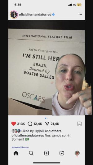 Luisa Clasen Instagram - Uma lady né mores? (Esse look é pra ir pro bloco daqui a pouco ok) #oscar #aindaestouaqui #fernandatorres