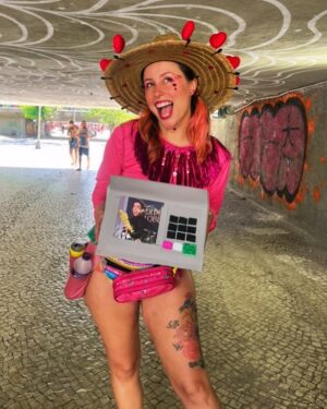 Luisa Clasen Instagram - Minha missão nesse carnaval foi registrar o evento histórico que foi OSCARNAVAL, com Brasil em evidência e nossa musa @oficialfernandatorres sendo inspiração pra todos nós. Levei a urna eletrônica no domingo, e todos os dias flagrei alguns looks, fantasias e estandartes temáticos. Se você achou algum amigo/a, marca aqui nos comentários!
Qual foi seu favorito?
#oscarnaval #aindaestouaqui #fernandatorres #fantasia #oscar #carnaval