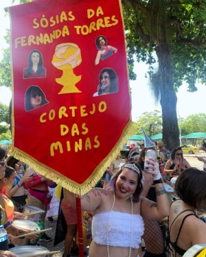 Luisa Clasen Instagram - Você viu o OSCARnaval? TOTALMENTE FERNANDA TORRES-ADO
Registrei algumas fantasias desse pré carnaval que homenageiam nossa deusa do cinema, quero ver a sua também! E domingo tem Oscar, é claro que estarei comentando lá no meu canal! Aguardo vocês pra esse momento histórico ✨✨
#oscarnaval #fernandatorres #carnaval #aindaestouaqui