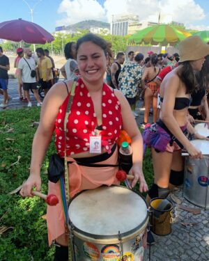 Luisa Clasen Instagram - Você viu o OSCARnaval? TOTALMENTE FERNANDA TORRES-ADO
Registrei algumas fantasias desse pré carnaval que homenageiam nossa deusa do cinema, quero ver a sua também! E domingo tem Oscar, é claro que estarei comentando lá no meu canal! Aguardo vocês pra esse momento histórico ✨✨
#oscarnaval #fernandatorres #carnaval #aindaestouaqui