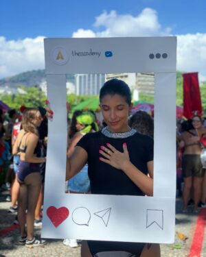 Luisa Clasen Instagram - Você viu o OSCARnaval? TOTALMENTE FERNANDA TORRES-ADO
Registrei algumas fantasias desse pré carnaval que homenageiam nossa deusa do cinema, quero ver a sua também! E domingo tem Oscar, é claro que estarei comentando lá no meu canal! Aguardo vocês pra esse momento histórico ✨✨
#oscarnaval #fernandatorres #carnaval #aindaestouaqui