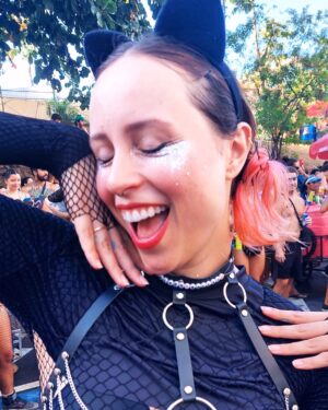 Luisa Clasen Instagram - Minha missão nesse carnaval foi registrar o evento histórico que foi OSCARNAVAL, com Brasil em evidência e nossa musa @oficialfernandatorres sendo inspiração pra todos nós. Levei a urna eletrônica no domingo, e todos os dias flagrei alguns looks, fantasias e estandartes temáticos. Se você achou algum amigo/a, marca aqui nos comentários!
Qual foi seu favorito?
#oscarnaval #aindaestouaqui #fernandatorres #fantasia #oscar #carnaval