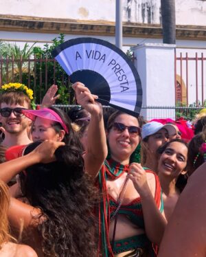 Luisa Clasen Instagram - Minha missão nesse carnaval foi registrar o evento histórico que foi OSCARNAVAL, com Brasil em evidência e nossa musa @oficialfernandatorres sendo inspiração pra todos nós. Levei a urna eletrônica no domingo, e todos os dias flagrei alguns looks, fantasias e estandartes temáticos. Se você achou algum amigo/a, marca aqui nos comentários!
Qual foi seu favorito?
#oscarnaval #aindaestouaqui #fernandatorres #fantasia #oscar #carnaval
