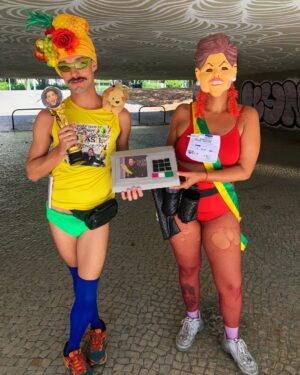 Luisa Clasen Instagram - Minha missão nesse carnaval foi registrar o evento histórico que foi OSCARNAVAL, com Brasil em evidência e nossa musa @oficialfernandatorres sendo inspiração pra todos nós. Levei a urna eletrônica no domingo, e todos os dias flagrei alguns looks, fantasias e estandartes temáticos. Se você achou algum amigo/a, marca aqui nos comentários!
Qual foi seu favorito?
#oscarnaval #aindaestouaqui #fernandatorres #fantasia #oscar #carnaval