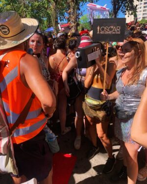 Luisa Clasen Instagram - Minha missão nesse carnaval foi registrar o evento histórico que foi OSCARNAVAL, com Brasil em evidência e nossa musa @oficialfernandatorres sendo inspiração pra todos nós. Levei a urna eletrônica no domingo, e todos os dias flagrei alguns looks, fantasias e estandartes temáticos. Se você achou algum amigo/a, marca aqui nos comentários!
Qual foi seu favorito?
#oscarnaval #aindaestouaqui #fernandatorres #fantasia #oscar #carnaval
