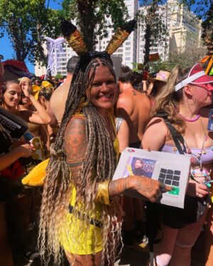 Luisa Clasen Instagram - Minha missão nesse carnaval foi registrar o evento histórico que foi OSCARNAVAL, com Brasil em evidência e nossa musa @oficialfernandatorres sendo inspiração pra todos nós. Levei a urna eletrônica no domingo, e todos os dias flagrei alguns looks, fantasias e estandartes temáticos. Se você achou algum amigo/a, marca aqui nos comentários!
Qual foi seu favorito?
#oscarnaval #aindaestouaqui #fernandatorres #fantasia #oscar #carnaval