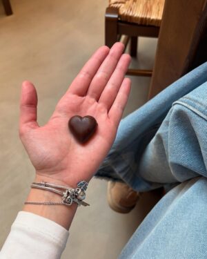 Luisa Rubino Instagram - - [La Fiesta, para el enamorado, para el lunar, es un regocijo, no un estallido: gozo de la cena, de la conversación, de la ternura, de la promesa segura del placer: “un arte de vivir por encima del abismo.”]
(¿Es acaso nada, para ti, ser la fiesta de alguien?)!!! 
🐝♥️🧚🏻‍♀️💘🍒