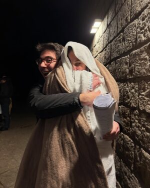 Luisa Rubino Instagram - - [La Fiesta, para el enamorado, para el lunar, es un regocijo, no un estallido: gozo de la cena, de la conversación, de la ternura, de la promesa segura del placer: “un arte de vivir por encima del abismo.”]
(¿Es acaso nada, para ti, ser la fiesta de alguien?)!!! 
🐝♥️🧚🏻‍♀️💘🍒