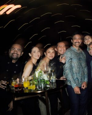 Luna Maya Instagram - A silver milestone for a golden couple! Happy 25th Anniversary, Pak @manojpunjabimd & @shania_punjabi! And congrats on @mdtv exciting new journey🥳💖

Make Up: @ryanogilvy | Hair: @ranggayusuf | Stylist: @revashion | Dress: @ivan_gunawan | Photo: @firstbintang @bartojo78