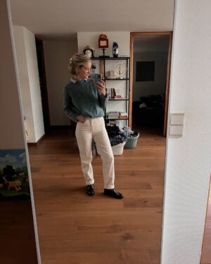 Lynn Van Royen Instagram - Alles verandert, seizoenen, kapsels, kleren, toetsenmapkes, nieuwe werkjes van zoonlief, de hoeveelheid wasmanden, maar het vloerke is constant. 😅👌🏼 toch dat! 
#myquickstep @quickstepfloors #cascada
