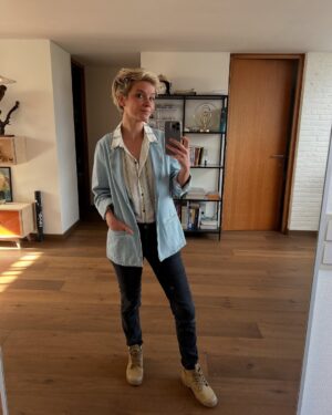 Lynn Van Royen Instagram - Alles verandert, seizoenen, kapsels, kleren, toetsenmapkes, nieuwe werkjes van zoonlief, de hoeveelheid wasmanden, maar het vloerke is constant. 😅👌🏼 toch dat! 
#myquickstep @quickstepfloors #cascada
