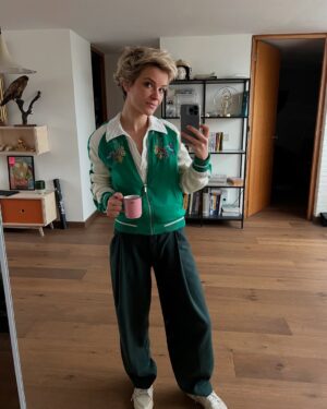 Lynn Van Royen Instagram - Alles verandert, seizoenen, kapsels, kleren, toetsenmapkes, nieuwe werkjes van zoonlief, de hoeveelheid wasmanden, maar het vloerke is constant. 😅👌🏼 toch dat! 
#myquickstep @quickstepfloors #cascada