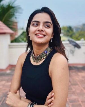 MV Namritha Instagram - Throwback to a few weeks ago when we got our friend engaged.. spent time at the terrace laughing, waiting to get our mehendi done. Happy, breezy times 🥰