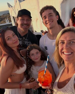 Macarena Tondreau Instagram - Ehhh!!! Nos llegaron flores!! Feliz día de los enamorados mi vida @alfalonxo y a mi hermosa familia!! @martisampieri.t @gianpierosampieri @v___t___m  Clementito, Celeste y @diegovalenzuela11 
Y a todos ustedes un abrazo giganteeeee!! 
#diadelamorylaamistad #diadelosenamorados #sanvalentin