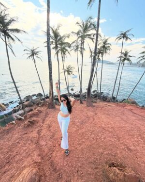 Madhumitha H Instagram - From my Favourite folder ☀️🌊
Scroll roll

#srilanka  #coconutbeach #favfolder #justslaying