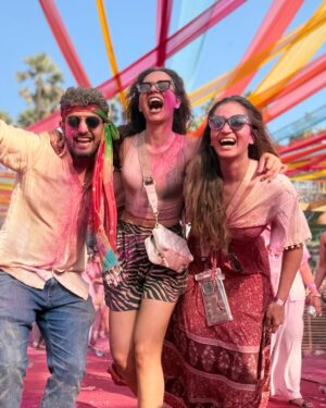 Madhurima Roy Instagram - Happiest Holi hai jiiiii 🩵🩷🚀🥳

- with the best people @haanjiharshhh @tejushkajodze @ashrit_wadhwa @jyottubhalla
