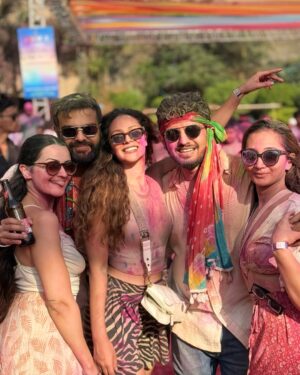 Madhurima Roy Instagram - Happiest Holi hai jiiiii 🩵🩷🚀🥳

- with the best people @haanjiharshhh @tejushkajodze @ashrit_wadhwa @jyottubhalla