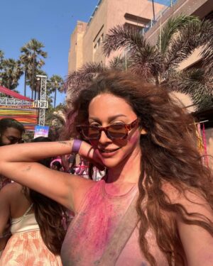 Madhurima Roy Instagram - Happiest Holi hai jiiiii 🩵🩷🚀🥳

- with the best people @haanjiharshhh @tejushkajodze @ashrit_wadhwa @jyottubhalla