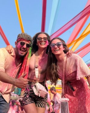 Madhurima Roy Instagram - Happiest Holi hai jiiiii 🩵🩷🚀🥳

- with the best people @haanjiharshhh @tejushkajodze @ashrit_wadhwa @jyottubhalla