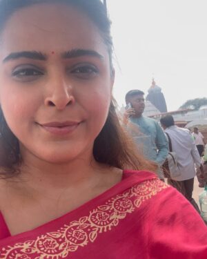 Madhurima Tuli Instagram - Had a beautiful darshan at #purijagannathtemple A big Thank you to @sabyasachi_satpathy for making it happen ❤️🙏🏼🙌🏼

Wearing @sainsistersofficial 
@lacelebrite05