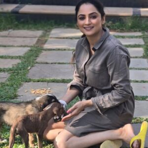 Madirakshi Mundle Instagram - When work meets play! 
Snuggle breaks are the best! Met these cuddly puppies on set and fell in love ❤️ 
Our shoot just got a whole lot cuter with these adorable puppies on set 
#aksabeach

#dogcuddles #puppylove #shootingdiaries
#puppylove #DogLovers #shootinglife 

@aarambh.entertainment