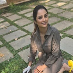 Madirakshi Mundle Instagram - When work meets play! 
Snuggle breaks are the best! Met these cuddly puppies on set and fell in love ❤️ 
Our shoot just got a whole lot cuter with these adorable puppies on set 
#aksabeach

#dogcuddles #puppylove #shootingdiaries
#puppylove #DogLovers #shootinglife 

@aarambh.entertainment