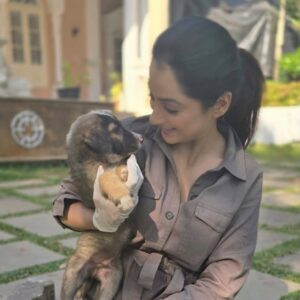 Madirakshi Mundle Instagram - When work meets play! 
Snuggle breaks are the best! Met these cuddly puppies on set and fell in love ❤️ 
Our shoot just got a whole lot cuter with these adorable puppies on set 
#aksabeach

#dogcuddles #puppylove #shootingdiaries
#puppylove #DogLovers #shootinglife 

@aarambh.entertainment