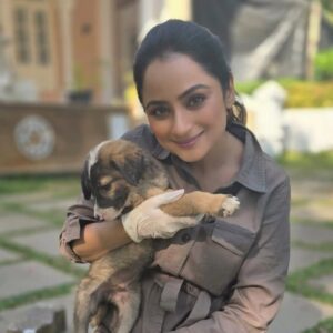 Madirakshi Mundle Instagram - When work meets play! 
Snuggle breaks are the best! Met these cuddly puppies on set and fell in love ❤️ 
Our shoot just got a whole lot cuter with these adorable puppies on set 
#aksabeach

#dogcuddles #puppylove #shootingdiaries
#puppylove #DogLovers #shootinglife 

@aarambh.entertainment