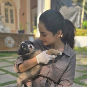 Madirakshi Mundle Instagram - When work meets play! 
Snuggle breaks are the best! Met these cuddly puppies on set and fell in love ❤️ 
Our shoot just got a whole lot cuter with these adorable puppies on set 
#aksabeach

#dogcuddles #puppylove #shootingdiaries
#puppylove #DogLovers #shootinglife 

@aarambh.entertainment