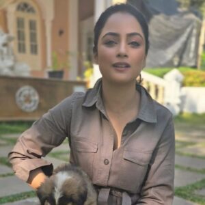 Madirakshi Mundle Instagram - When work meets play! 
Snuggle breaks are the best! Met these cuddly puppies on set and fell in love ❤️ 
Our shoot just got a whole lot cuter with these adorable puppies on set 
#aksabeach

#dogcuddles #puppylove #shootingdiaries
#puppylove #DogLovers #shootinglife 

@aarambh.entertainment