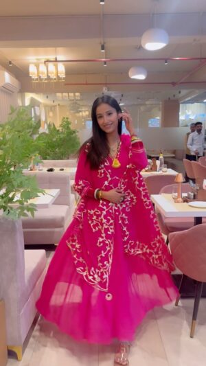 Maera Mishra Instagram - 🩷
Wearing @bunaai ✨
#married