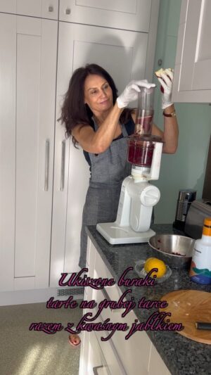 Małgorzata Pieczyńska Instagram - Kocham buraki, są zdrowe, pyszne, mają mnóstwo zastosowań. Uwielbiam domowy zakwas i surówkę z buraczków. A Wy macie ulubione buraczane przepisy? 😜❣️🍽️🔪🌰

#buraki #zakwasburaczany #domoweprzetwory #zdroweprzepisy #wmojejkuchni