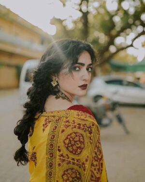 Maha Hasan Instagram - ‎💛نگاح ِ شوق

Muse: @its_mahahasan 
Jewelry: @buy_bae 
Saari: @hathghar 
Makeup & styling: @imashalmajeed 
Photographer: @nooriesthetics 

.
.
.
.
.
#brand #brandshoot #afghanjewellery #saari #saarilove #fashionblogger #fashion #blog #portrait #portraitphotography #branddesign #fashionstyle #portrait #clothingbrand #jewelry #afghanjewellery #blogger #blogoftheday #foryou #fashionshoot #fashionista #collaboration #campaign #clothingbrands #streetphotography #bazarphotography