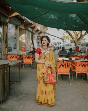 Maha Hasan Instagram - ‎💛نگاح ِ شوق

Muse: @its_mahahasan 
Jewelry: @buy_bae 
Saari: @hathghar 
Makeup & styling: @imashalmajeed 
Photographer: @nooriesthetics 

.
.
.
.
.
#brand #brandshoot #afghanjewellery #saari #saarilove #fashionblogger #fashion #blog #portrait #portraitphotography #branddesign #fashionstyle #portrait #clothingbrand #jewelry #afghanjewellery #blogger #blogoftheday #foryou #fashionshoot #fashionista #collaboration #campaign #clothingbrands #streetphotography #bazarphotography