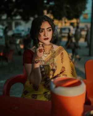 Maha Hasan Instagram - ‎💛نگاح ِ شوق

Muse: @its_mahahasan 
Jewelry: @buy_bae 
Saari: @hathghar 
Makeup & styling: @imashalmajeed 
Photographer: @nooriesthetics 

.
.
.
.
.
#brand #brandshoot #afghanjewellery #saari #saarilove #fashionblogger #fashion #blog #portrait #portraitphotography #branddesign #fashionstyle #portrait #clothingbrand #jewelry #afghanjewellery #blogger #blogoftheday #foryou #fashionshoot #fashionista #collaboration #campaign #clothingbrands #streetphotography #bazarphotography