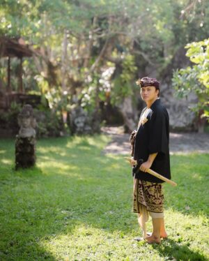 Mahalini Raharja Instagram - Susun cerita masa depan👫🏻

Photography @axioo @axioo.bali @emanuel_ak
Makeup @dhirmanputra 
Hairdo/headpiece @cahyadewibali
Jewelry @antarasilverbali
#beRMuara