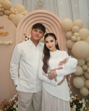 Mahalini Raharja Instagram - Kakak kakaknya selina kan? @rizkyfbian 😗

Onti @askyfebrianti maaci uda mau direpotin mepet mepet bikinin kita bertiga bajuww🫶🏻