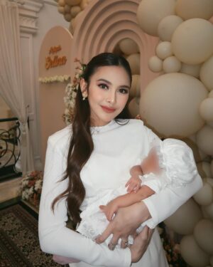 Mahalini Raharja Instagram - Kakak kakaknya selina kan? @rizkyfbian 😗

Onti @askyfebrianti maaci uda mau direpotin mepet mepet bikinin kita bertiga bajuww🫶🏻