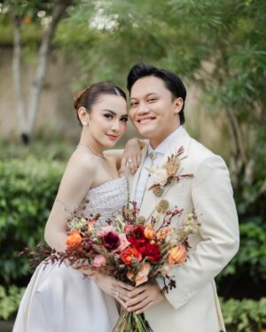 Mahalini Raharja Instagram - SATU TUJU 🧡
—
Wedding Planner & Organizer @by.hilda
Official Media Partner @thebridestory
Venue & Catering @ritzcarltonbali
Photo & Video @axioo @williamliee @bystevengun
Decoration & Flowers @ailuosidecor
Lighting, Sound, & LED @glowlightpro @dniel.ot
Entertainment @luxevoirid
Phone Booth @phoneafriend.co
Wedding Cake @ivoirecakedesign
Keepsake Invitation @cocotier_id
Digital Invitation @connectied.id
Bride Makeup @dhirmanputra
Bride Hair Do @rurypadwa
Groom Hair Do @chikievers
Accessories & Headpiece @rinaldyyunardi
Bride’s Preparation Robe @monicaivena
Bride’s Attire @hiantjen
Bride’s After Party Attire @dianamputri
Bride’s Shoes @laciesshoes
Groom’s Preparation Attire @agusslim
Groom’s Suit @henriwinata.bespoke
Groom’s Shoes @mariominardi_official
Family Suit @sasdesigns
Jewelry @wandahouseofjewels @wandaponika
Nails @linneabeautybar_id
Fashion stylist @fherriioo
Souvenir @rovegift
MC @edrictjandra @patriciagouw
DJ @bramreanson @musicforlife_dj

#SATUTUJU #beRMuara