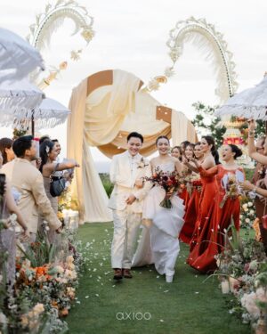Mahalini Raharja Instagram - SATU TUJU 🧡
—
Wedding Planner & Organizer @by.hilda
Official Media Partner @thebridestory
Venue & Catering @ritzcarltonbali
Photo & Video @axioo @williamliee @bystevengun
Decoration & Flowers @ailuosidecor
Lighting, Sound, & LED @glowlightpro @dniel.ot
Entertainment @luxevoirid
Phone Booth @phoneafriend.co
Wedding Cake @ivoirecakedesign
Keepsake Invitation @cocotier_id
Digital Invitation @connectied.id
Bride Makeup @dhirmanputra
Bride Hair Do @rurypadwa
Groom Hair Do @chikievers
Accessories & Headpiece @rinaldyyunardi
Bride’s Preparation Robe @monicaivena
Bride’s Attire @hiantjen
Bride’s After Party Attire @dianamputri
Bride’s Shoes @laciesshoes
Groom’s Preparation Attire @agusslim
Groom’s Suit @henriwinata.bespoke
Groom’s Shoes @mariominardi_official
Family Suit @sasdesigns
Jewelry @wandahouseofjewels @wandaponika
Nails @linneabeautybar_id
Fashion stylist @fherriioo
Souvenir @rovegift
MC @edrictjandra @patriciagouw
DJ @bramreanson @musicforlife_dj

#SATUTUJU #beRMuara