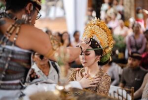 Mahalini Raharja Instagram - Hari ini, Minggu, 5 Mei 2024, Rizky Febian dan Mahalini Raharja telah melangsungkan upacara adat Dharma Suaka di Kediaman Mahalini. 
Dalam pelaksanaan Dharma Suaka, calon mempelai pria meminta izin meminang (ngidih) pada keluarga calon mempelai wanita untuk melangkah ke jenjang selanjutnya. 

Acara dilanjutkan dengan upacara Mepamit, yang bermakna calon pengantin wanita (pradana) meminta izin kepada para leluhurnya untuk menikah dan selanjutnya menjadi tanggung jawab calon pengantin pria (purusha) dan keluarganya di masa depan.

Rangkaian acara hari ini akan menjadi pembuka rangkaian prosesi lainnya sebelum menuju hari pernikahan nanti.

Exclusive photography & videography @axioo
Makeup @ochiipramita
Kebaya & Kamen @askyfebrianti
Lace fabric @bindusamtani
Headpiece and accs @cahyadewibali 
Shoes @askyfebrianti 

Media partner @rfasmusic @panggungnyalini 
@thebridestory

#SATUTUJU #beRMuara