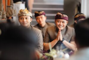 Mahalini Raharja Instagram - Hari ini, Minggu, 5 Mei 2024, Rizky Febian dan Mahalini Raharja telah melangsungkan upacara adat Dharma Suaka di Kediaman Mahalini. 
Dalam pelaksanaan Dharma Suaka, calon mempelai pria meminta izin meminang (ngidih) pada keluarga calon mempelai wanita untuk melangkah ke jenjang selanjutnya. 

Acara dilanjutkan dengan upacara Mepamit, yang bermakna calon pengantin wanita (pradana) meminta izin kepada para leluhurnya untuk menikah dan selanjutnya menjadi tanggung jawab calon pengantin pria (purusha) dan keluarganya di masa depan.

Rangkaian acara hari ini akan menjadi pembuka rangkaian prosesi lainnya sebelum menuju hari pernikahan nanti.

Exclusive photography & videography @axioo
Makeup @ochiipramita
Kebaya & Kamen @askyfebrianti
Lace fabric @bindusamtani
Headpiece and accs @cahyadewibali 
Shoes @askyfebrianti 

Media partner @rfasmusic @panggungnyalini 
@thebridestory

#SATUTUJU #beRMuara