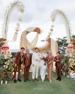 Mahalini Raharja Instagram - SATU TUJU 🧡
—
Wedding Planner & Organizer @by.hilda
Official Media Partner @thebridestory
Venue & Catering @ritzcarltonbali
Photo & Video @axioo @williamliee @bystevengun
Decoration & Flowers @ailuosidecor
Lighting, Sound, & LED @glowlightpro @dniel.ot
Entertainment @luxevoirid
Phone Booth @phoneafriend.co
Wedding Cake @ivoirecakedesign
Keepsake Invitation @cocotier_id
Digital Invitation @connectied.id
Bride Makeup @dhirmanputra
Bride Hair Do @rurypadwa
Groom Hair Do @chikievers
Accessories & Headpiece @rinaldyyunardi
Bride’s Preparation Robe @monicaivena
Bride’s Attire @hiantjen
Bride’s After Party Attire @dianamputri
Bride’s Shoes @laciesshoes
Groom’s Preparation Attire @agusslim
Groom’s Suit @henriwinata.bespoke
Groom’s Shoes @mariominardi_official
Family Suit @sasdesigns
Jewelry @wandahouseofjewels @wandaponika
Nails @linneabeautybar_id
Fashion stylist @fherriioo
Souvenir @rovegift
MC @edrictjandra @patriciagouw
DJ @bramreanson @musicforlife_dj

#SATUTUJU #beRMuara