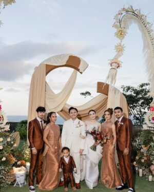 Mahalini Raharja Instagram - SATU TUJU 🧡
—
Wedding Planner & Organizer @by.hilda
Official Media Partner @thebridestory
Venue & Catering @ritzcarltonbali
Photo & Video @axioo @williamliee @bystevengun
Decoration & Flowers @ailuosidecor
Lighting, Sound, & LED @glowlightpro @dniel.ot
Entertainment @luxevoirid
Phone Booth @phoneafriend.co
Wedding Cake @ivoirecakedesign
Keepsake Invitation @cocotier_id
Digital Invitation @connectied.id
Bride Makeup @dhirmanputra
Bride Hair Do @rurypadwa
Groom Hair Do @chikievers
Accessories & Headpiece @rinaldyyunardi
Bride’s Preparation Robe @monicaivena
Bride’s Attire @hiantjen
Bride’s After Party Attire @dianamputri
Bride’s Shoes @laciesshoes
Groom’s Preparation Attire @agusslim
Groom’s Suit @henriwinata.bespoke
Groom’s Shoes @mariominardi_official
Family Suit @sasdesigns
Jewelry @wandahouseofjewels @wandaponika
Nails @linneabeautybar_id
Fashion stylist @fherriioo
Souvenir @rovegift
MC @edrictjandra @patriciagouw
DJ @bramreanson @musicforlife_dj

#SATUTUJU #beRMuara